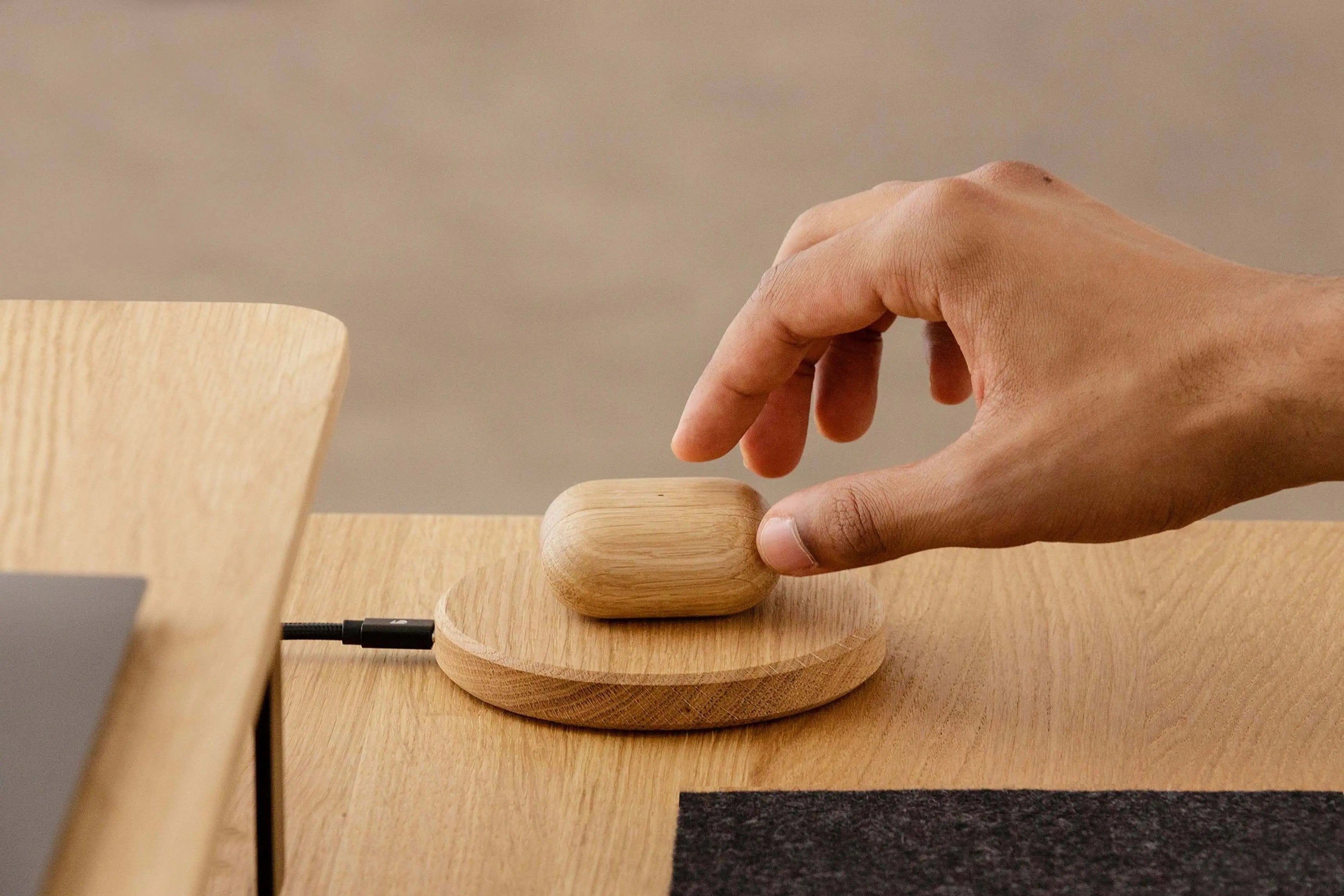Slim Charging Pad in Oak 
