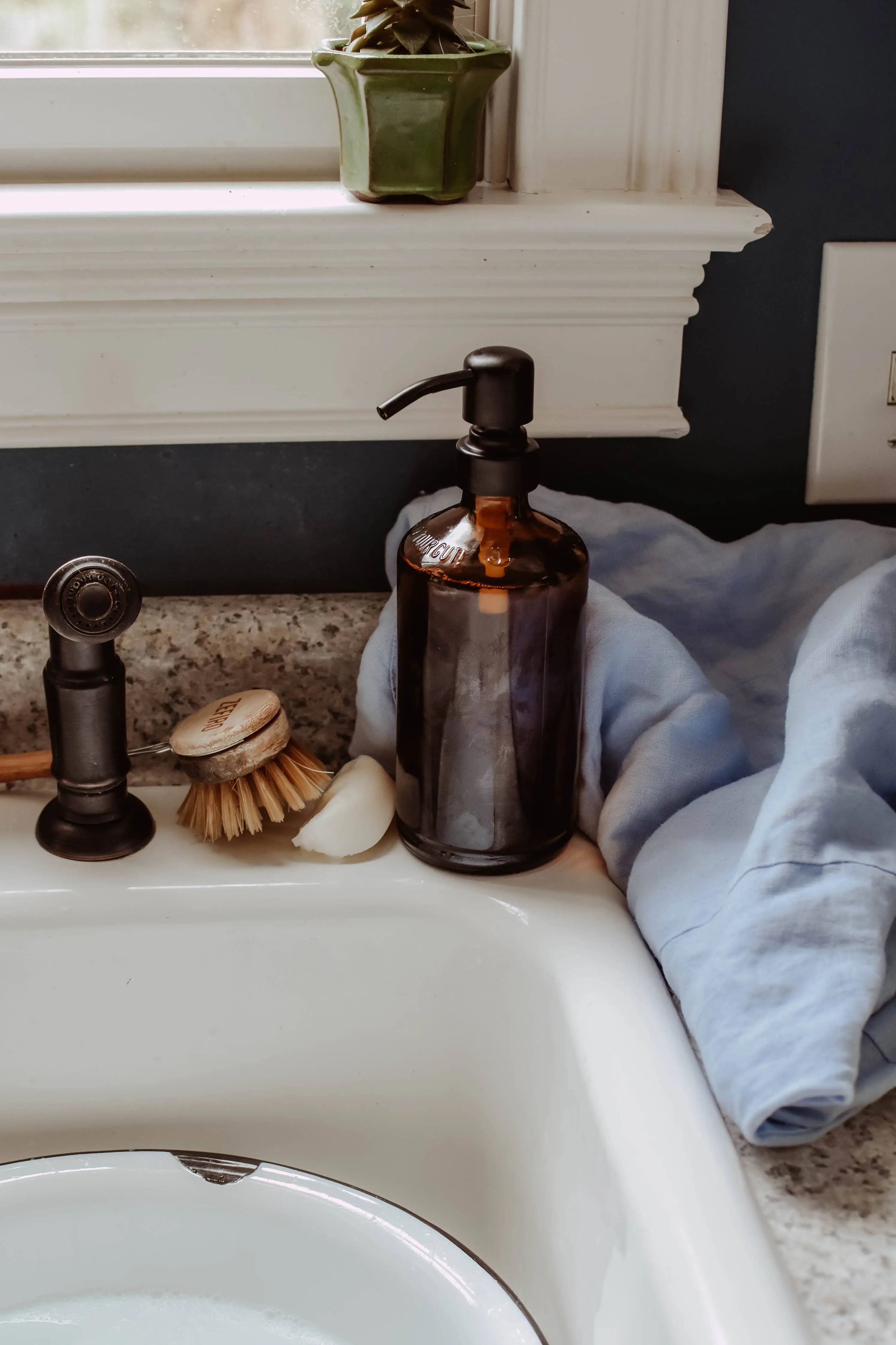 Universal Bottle Pump Top in Matt Black Zefiro